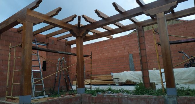 construir un porche y un cerramiento en el jardín en Castellon