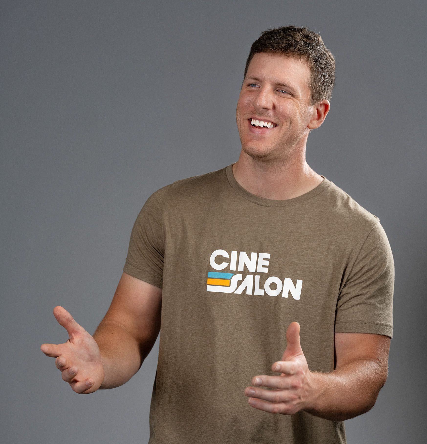 A man wearing a t-shirt that says cine salon