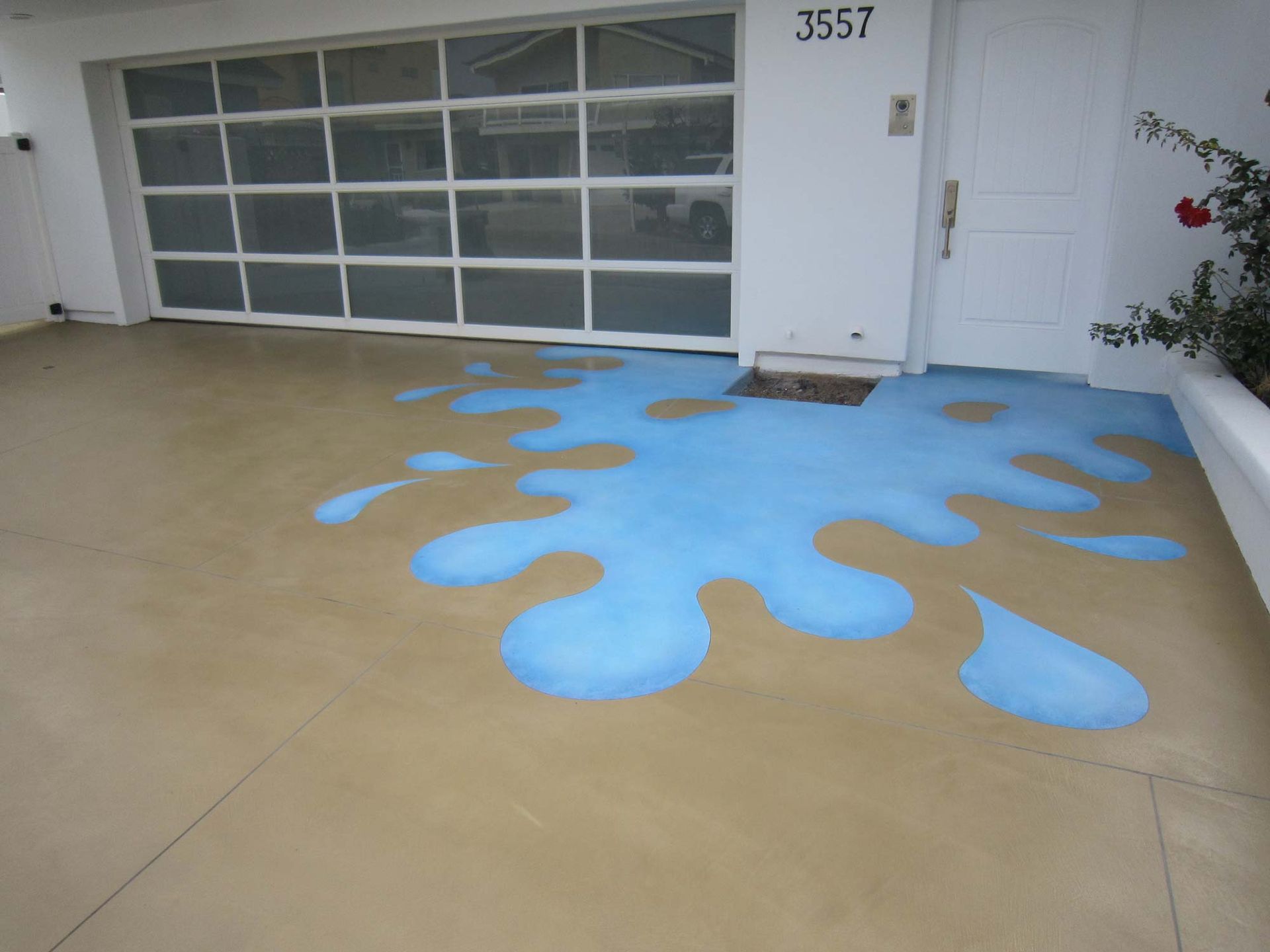 Waypoint Concrete created a playful blue splash design in a polished concrete driveway in Middleton, Idaho.