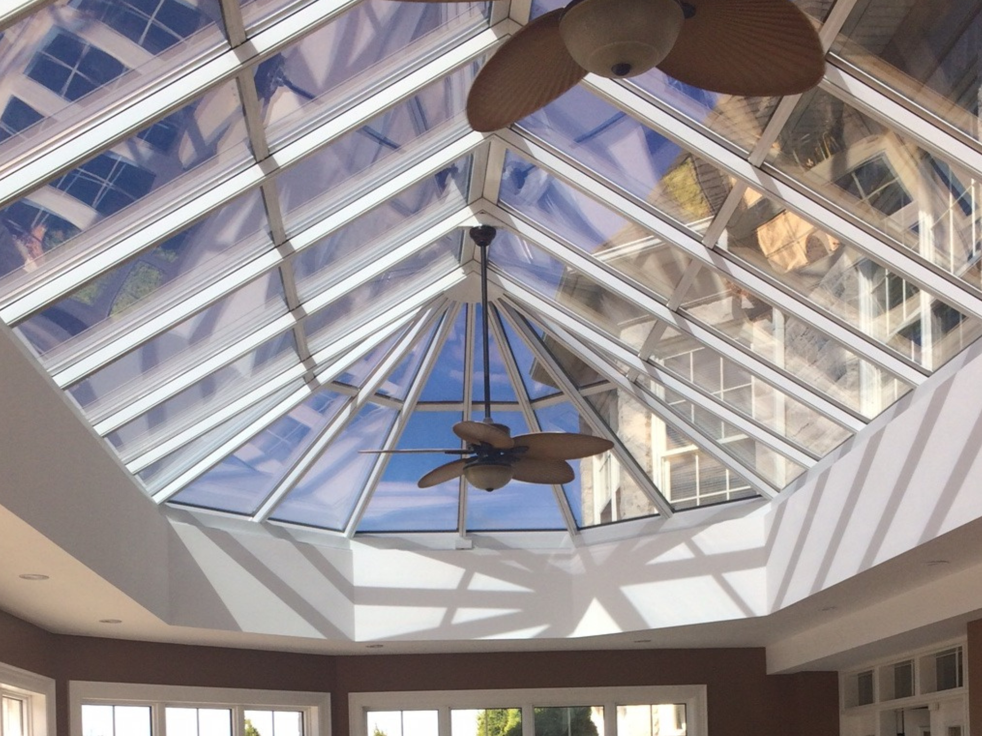 A ceiling fan is hanging from the ceiling of a room