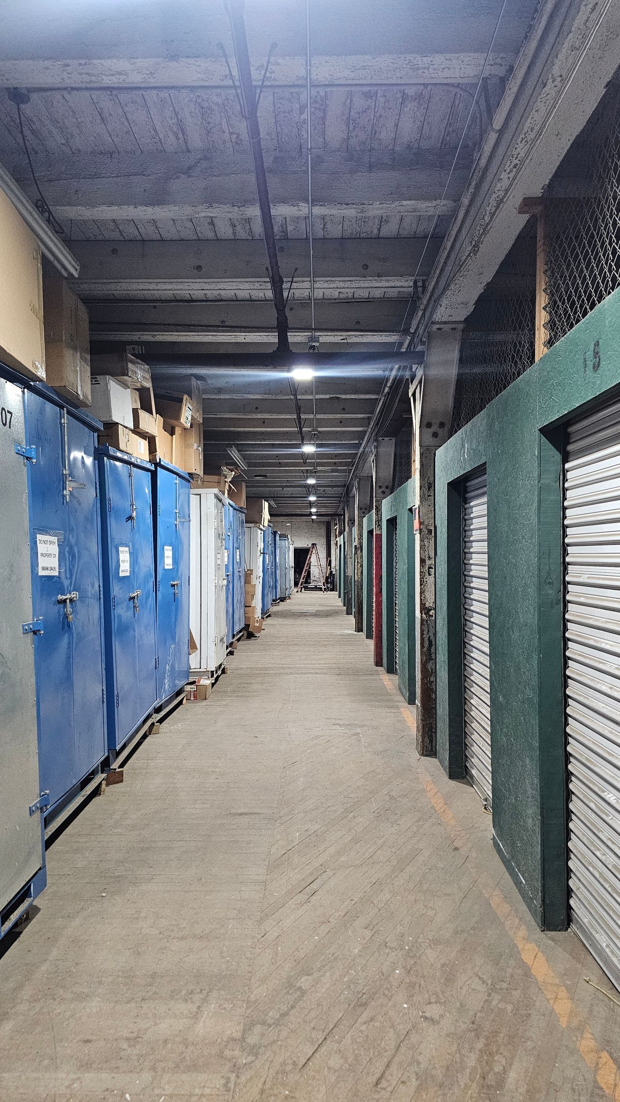 A long hallway filled with lots of lockers in a building.