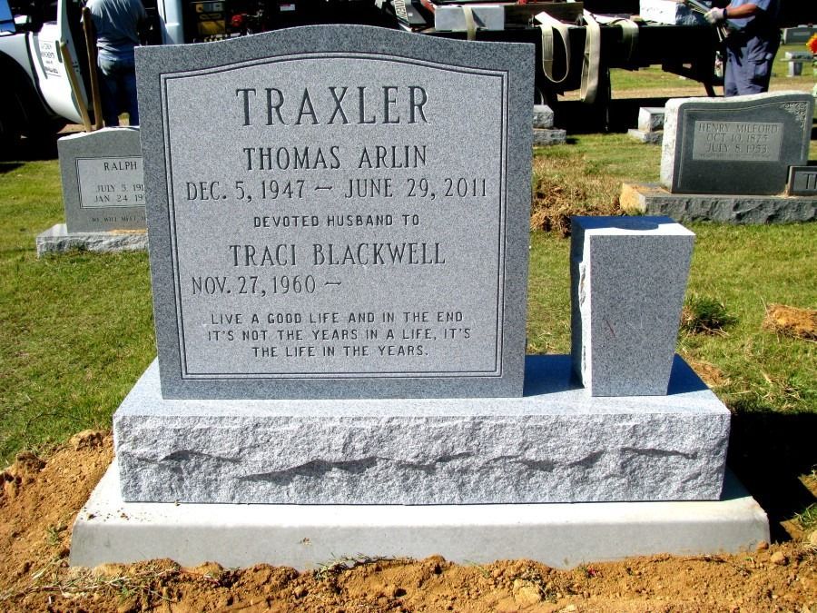 Grave of thomas arlin and traci blackwell in a cemetery