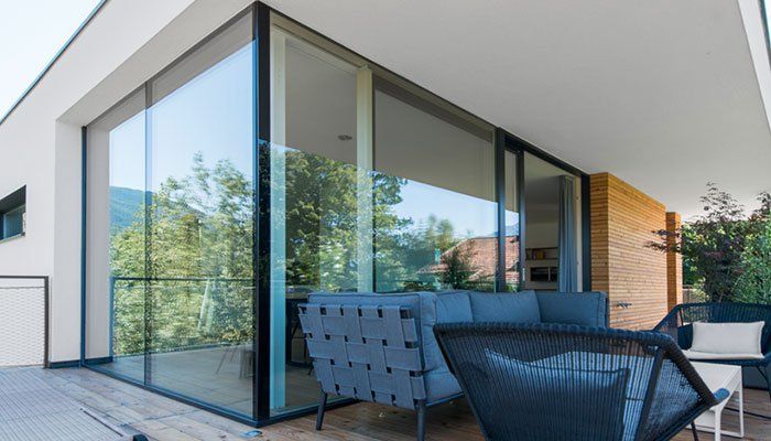 giardino esterno abitazione con finestre vetrate