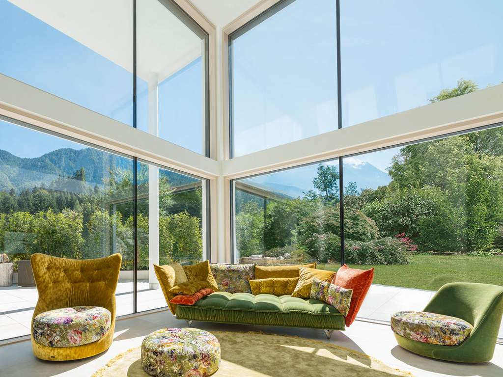 salone con divano e finestre vetrate