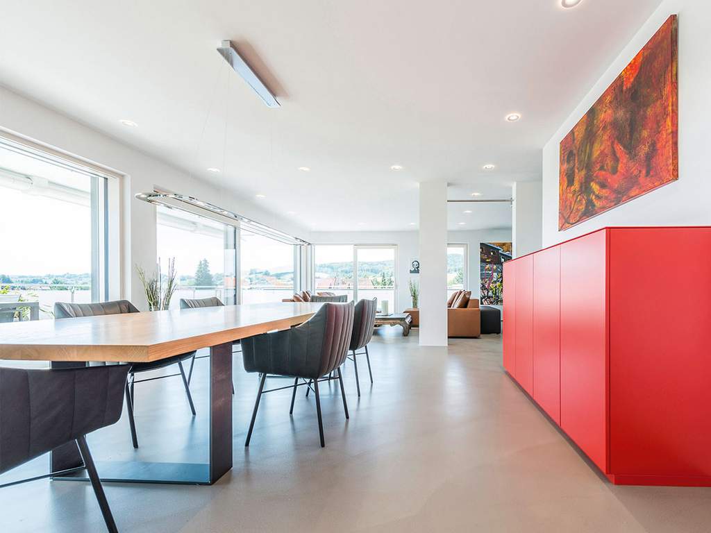 interno sala da pranzo di una casa con tavolo e sedie
