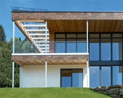 abitazione bianca, con finestre in vetro