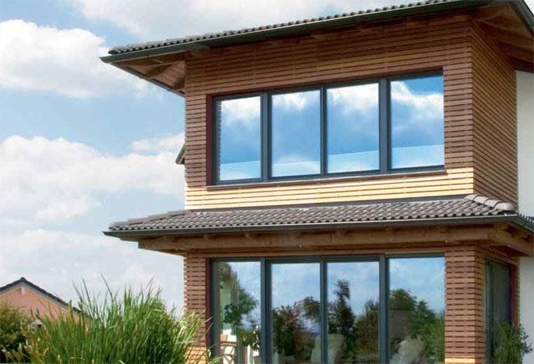 finestre di una casa su due piani