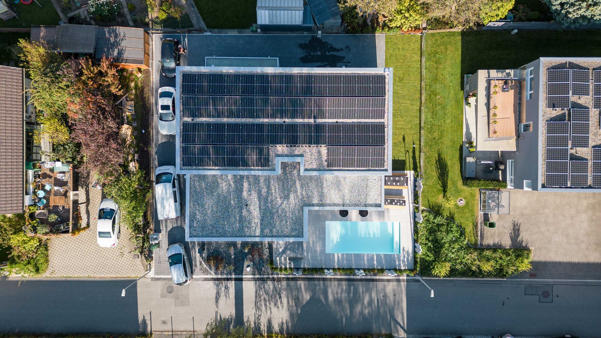 Drohnenaufnahme eines Einfamilienhauses mit Pool.