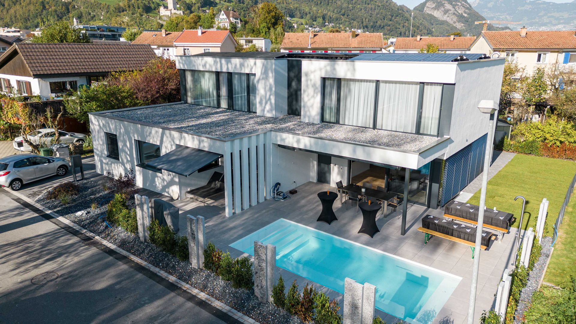 Drohnenaufnahme eines Einfamilienhauses mit Pool.