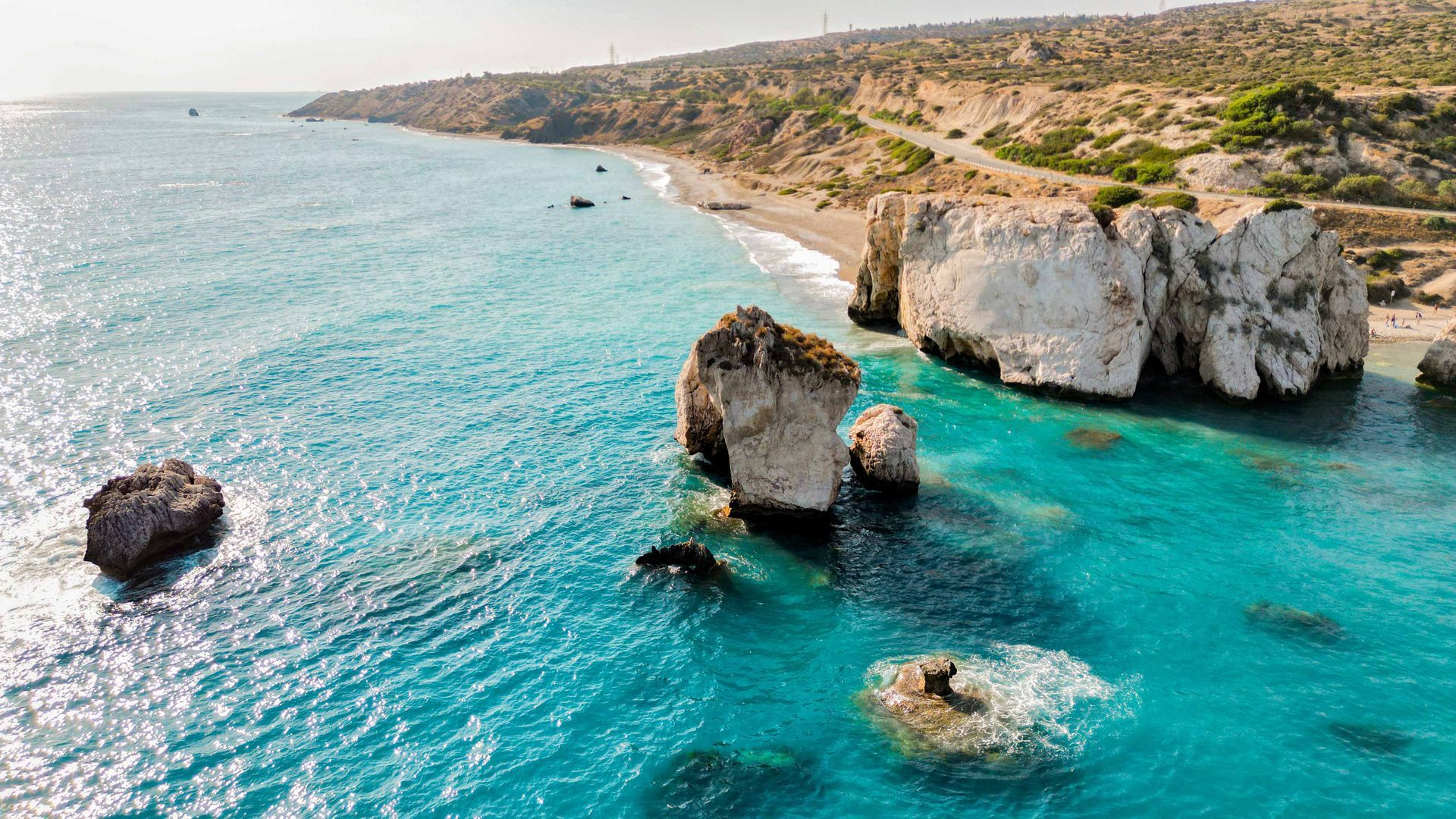 Die Felsen der Aphrodite auf Zypern, eine natürliche Formation an der Küste, die mit der griechischen Göttin der Liebe und Schönheit verbunden ist.