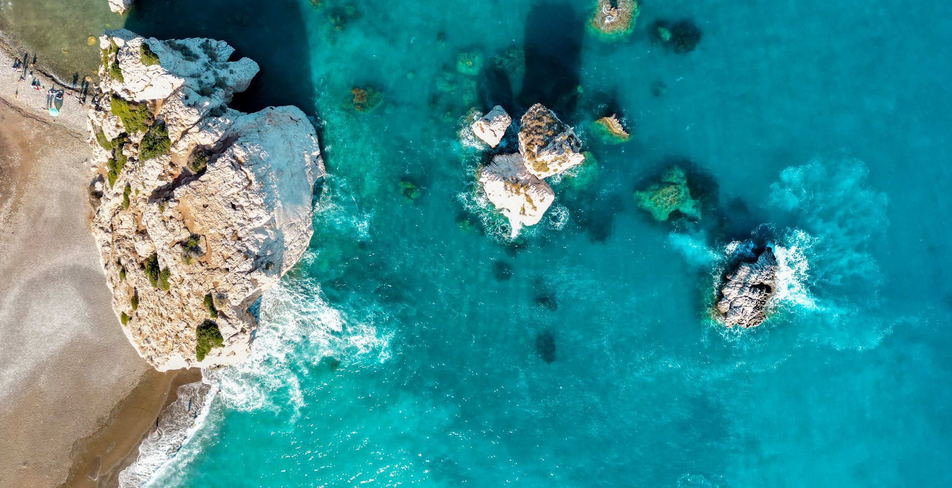 Die Felsen der Aphrodite auf Zypern, eine natürliche Formation an der Küste, die mit der griechischen Göttin der Liebe und Schönheit verbunden ist.