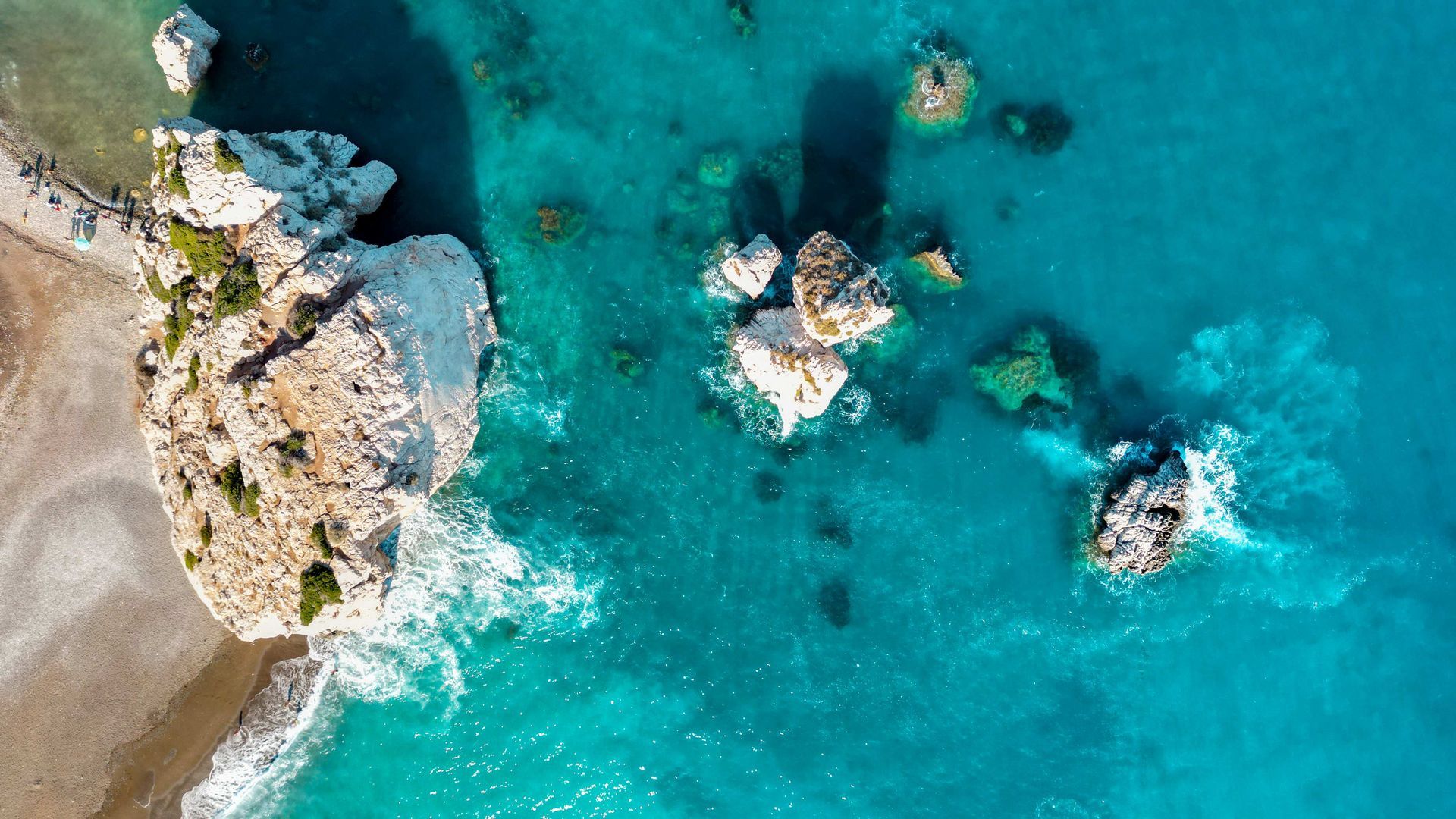 Die Felsen der Aphrodite auf Zypern, eine natürliche Formation an der Küste, die mit der griechischen Göttin der Liebe und Schönheit verbunden ist.