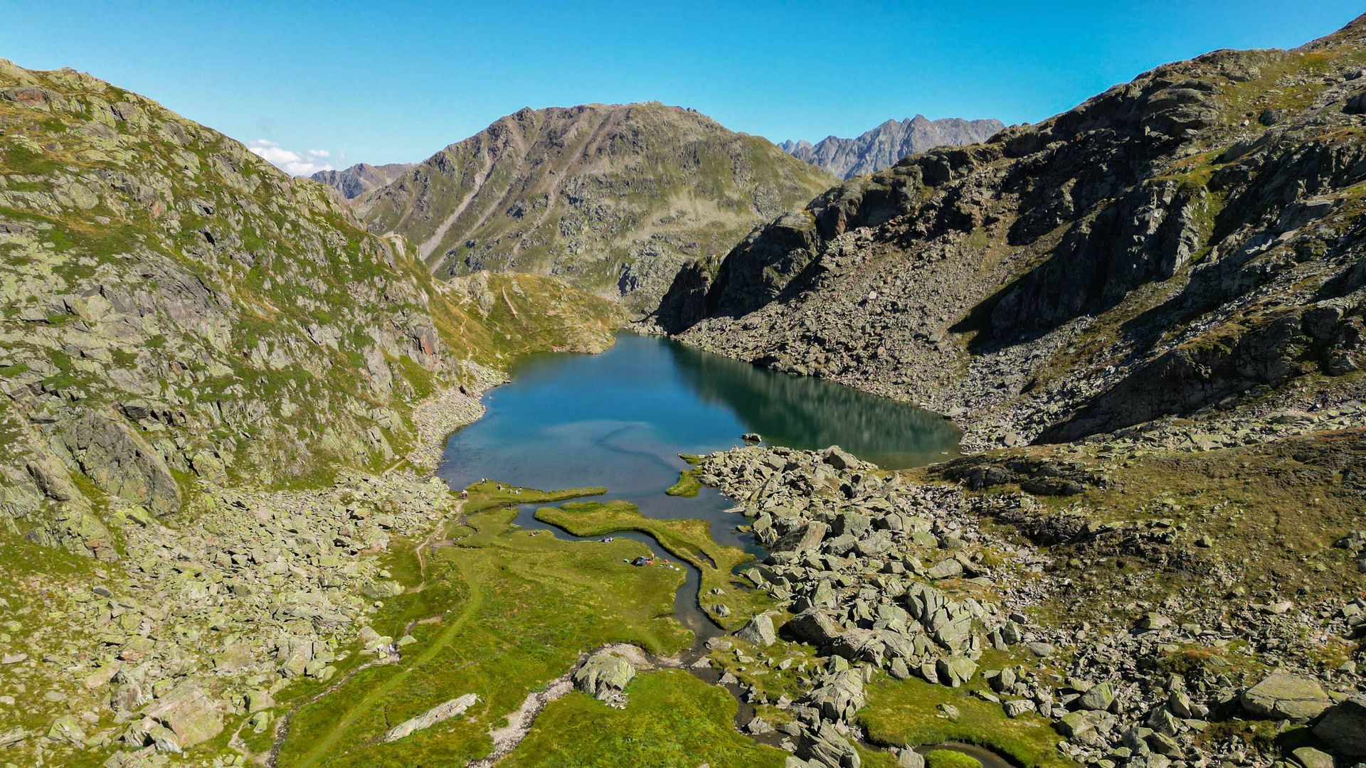 Eine Drohnenaufnahme von dem Tomasee, Rheinquelle Disentis. 