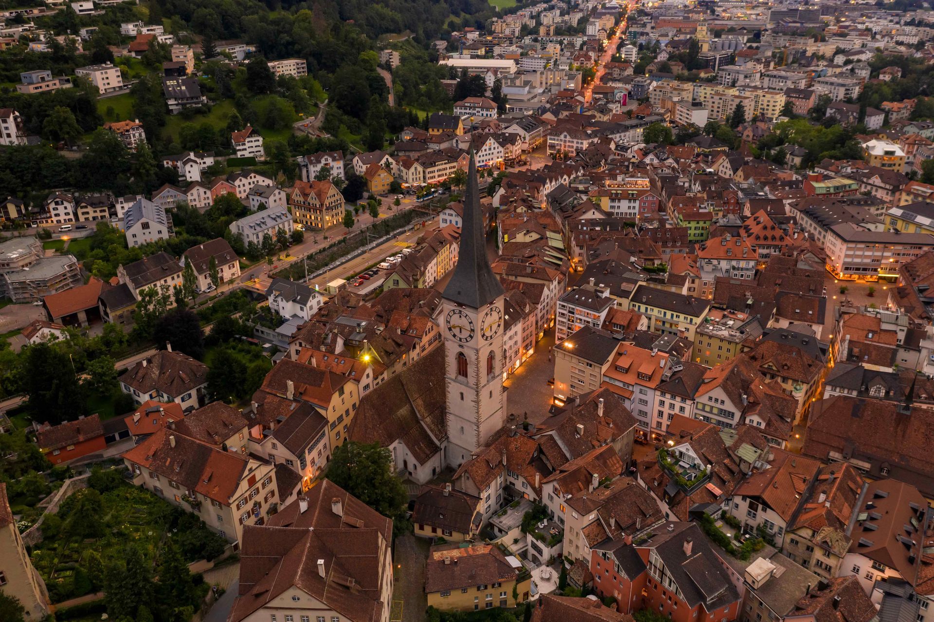 Eine Drohnenaufnahme der Altstadt Chur bei Dämmerung.