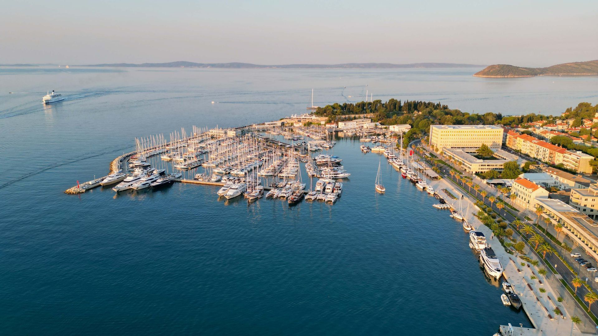 Drohnenaufnahme von Split, Kroatien, bei Sonnenaufgang.
