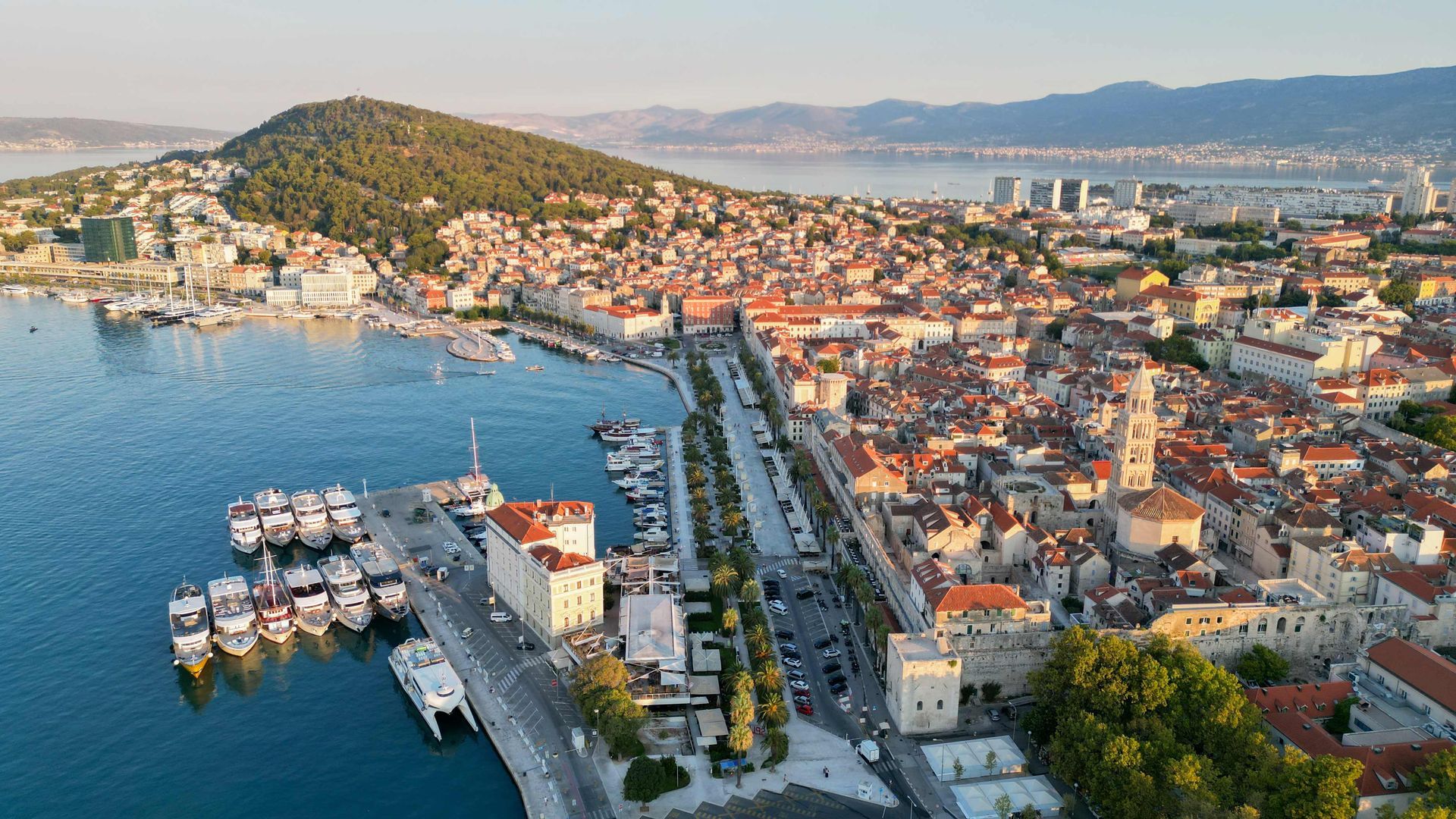 Drohnenaufnahme von Split, Kroatien, bei Sonnenaufgang.