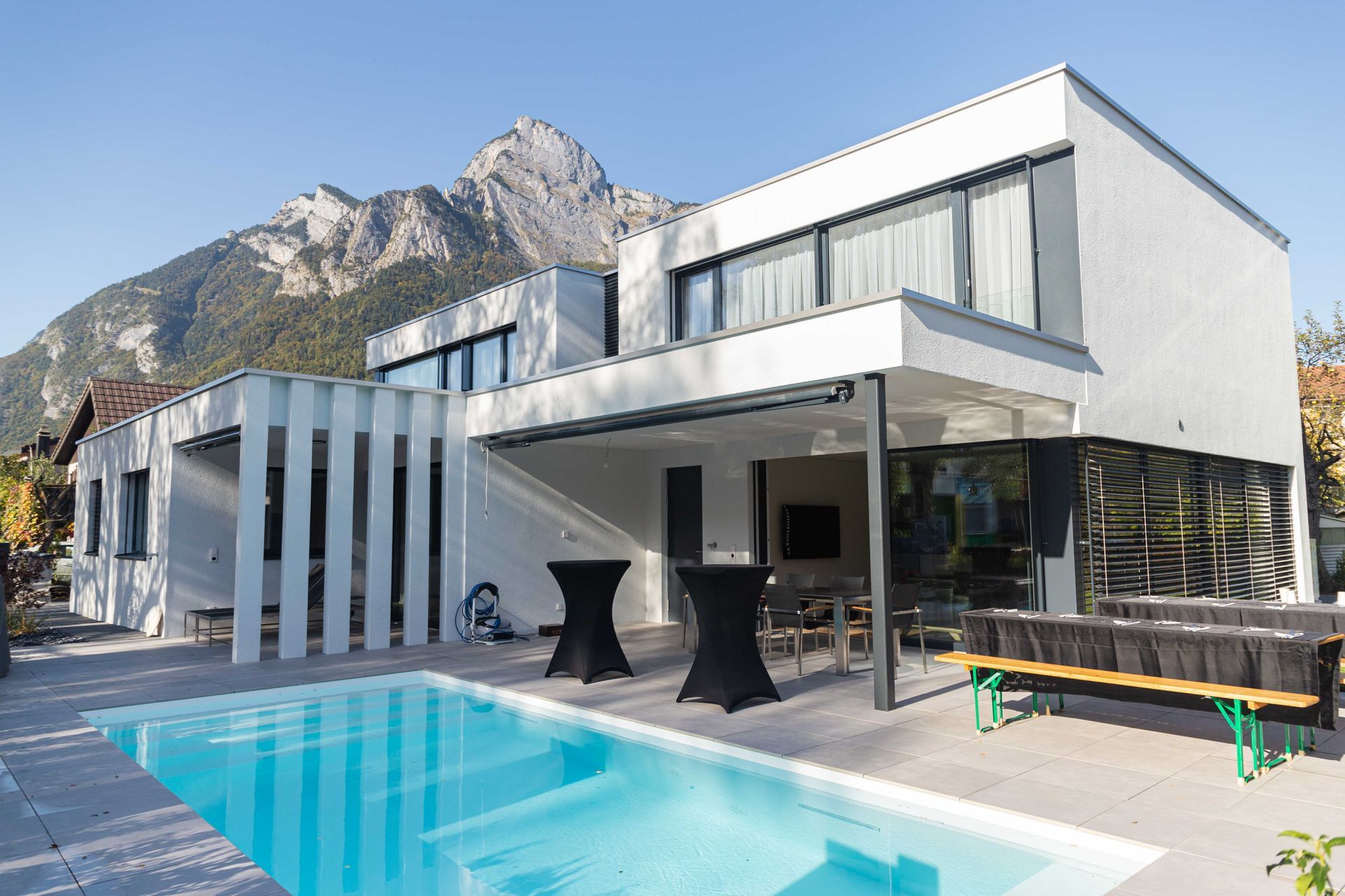 Drohnenaufnahme eines Einfamilienhauses mit Pool.