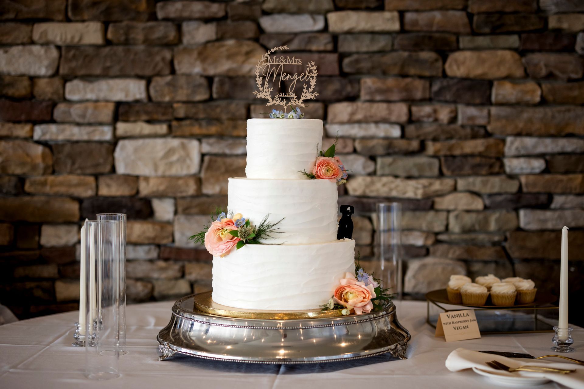 Woodstone Country Club Wedding Cake Florals