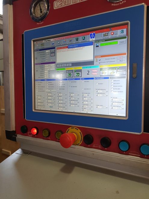 display di una macchina CNC per la termoformatura