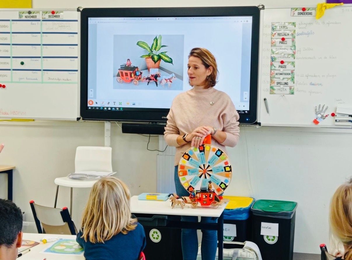 Poster ter promotie van een kindercoach op een school.
