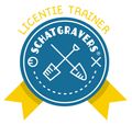 Blauw en geel logo van Licentie Trainer Schatgravers met gekruiste schoppen.