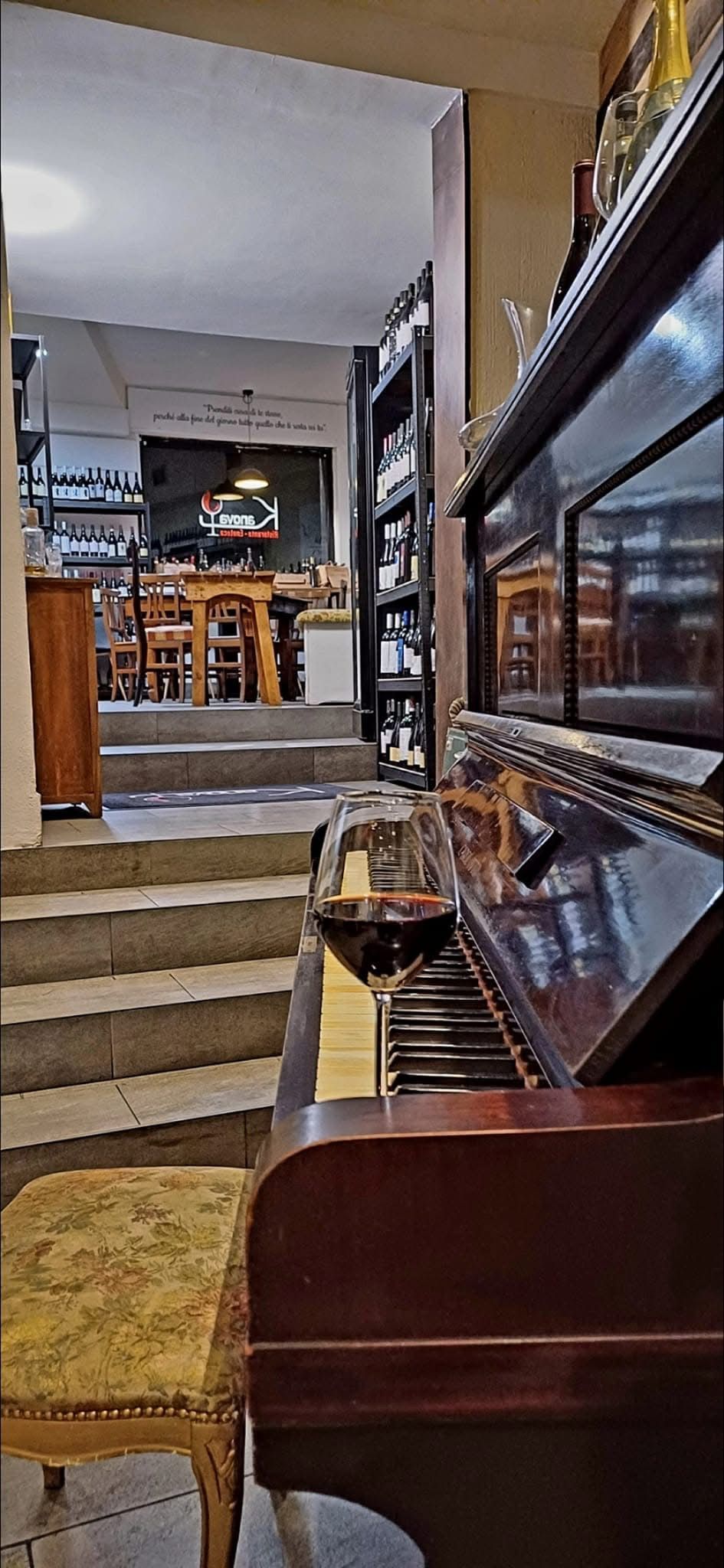 calice dell'enoteca su pianoforte