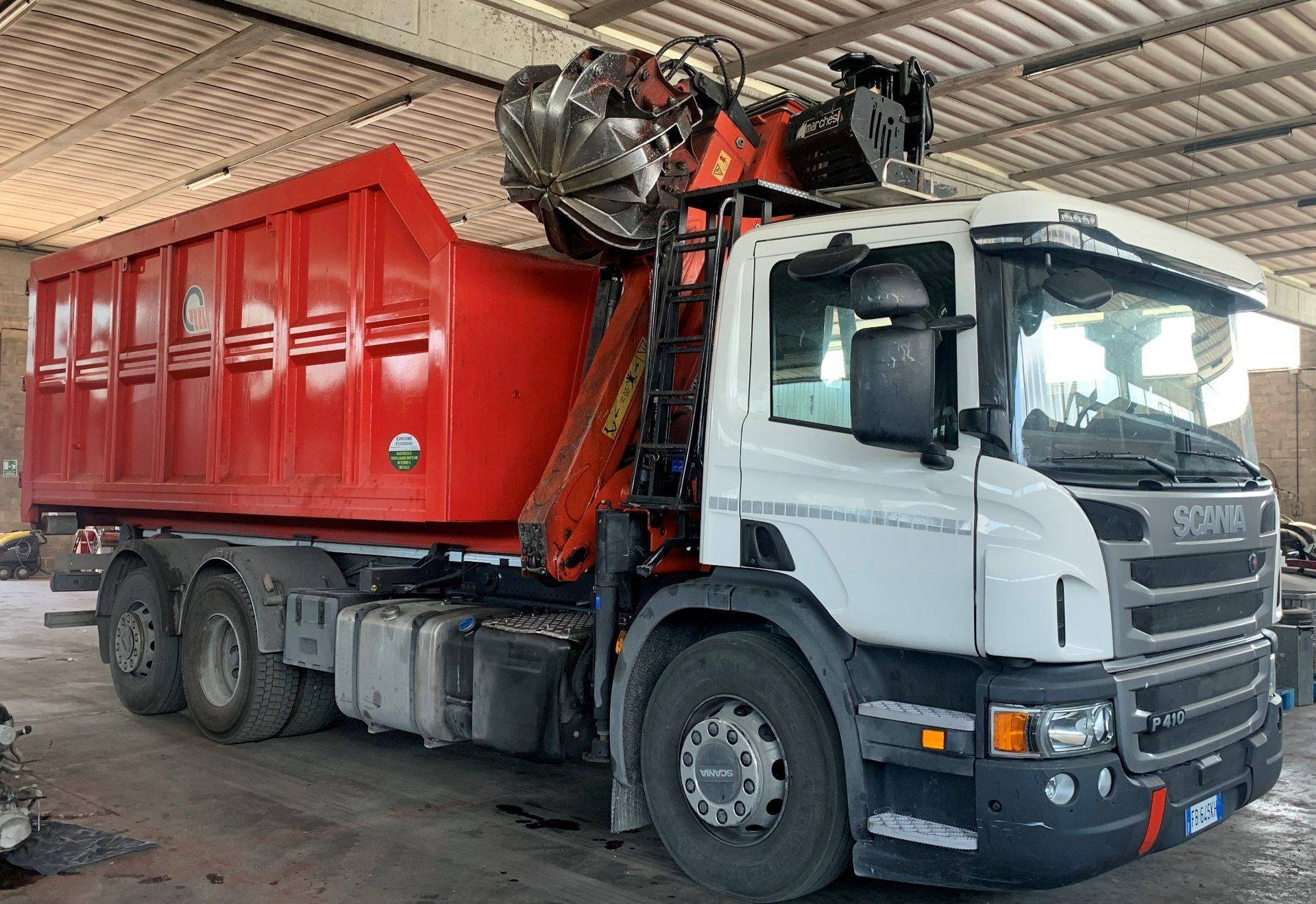 Camion per recupero e raccolta della carta da macero