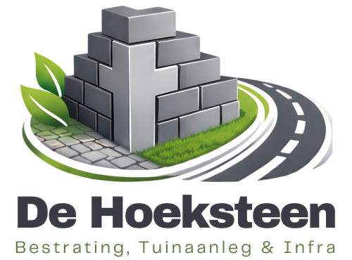 Logo voor De Hoeksteen: gestapelde grijze blokken met een weg, gras en bladeren; tekst eronder.