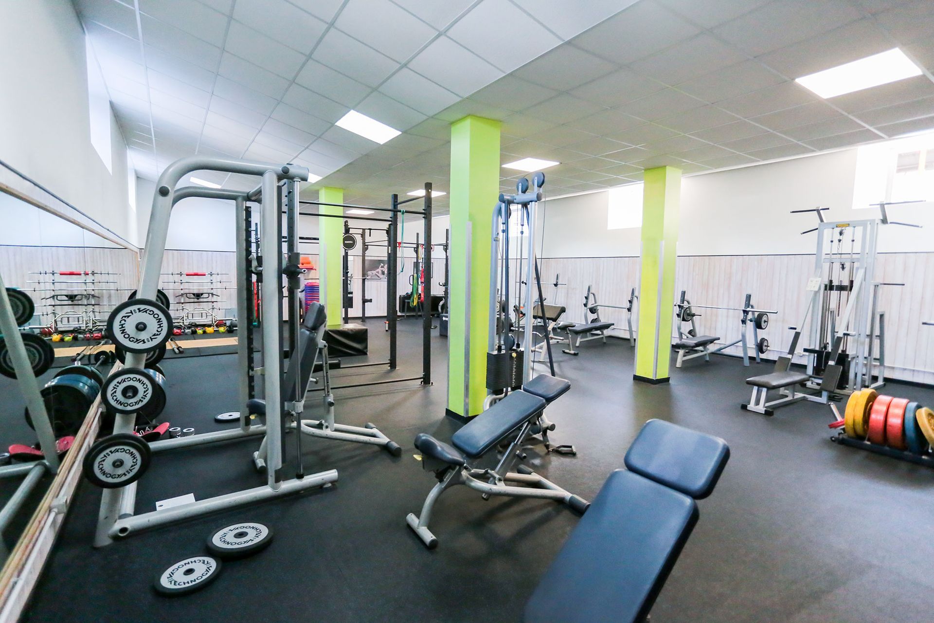 Una grande palestra dotata di tantissimi attrezzi per l'esercizio fisico.