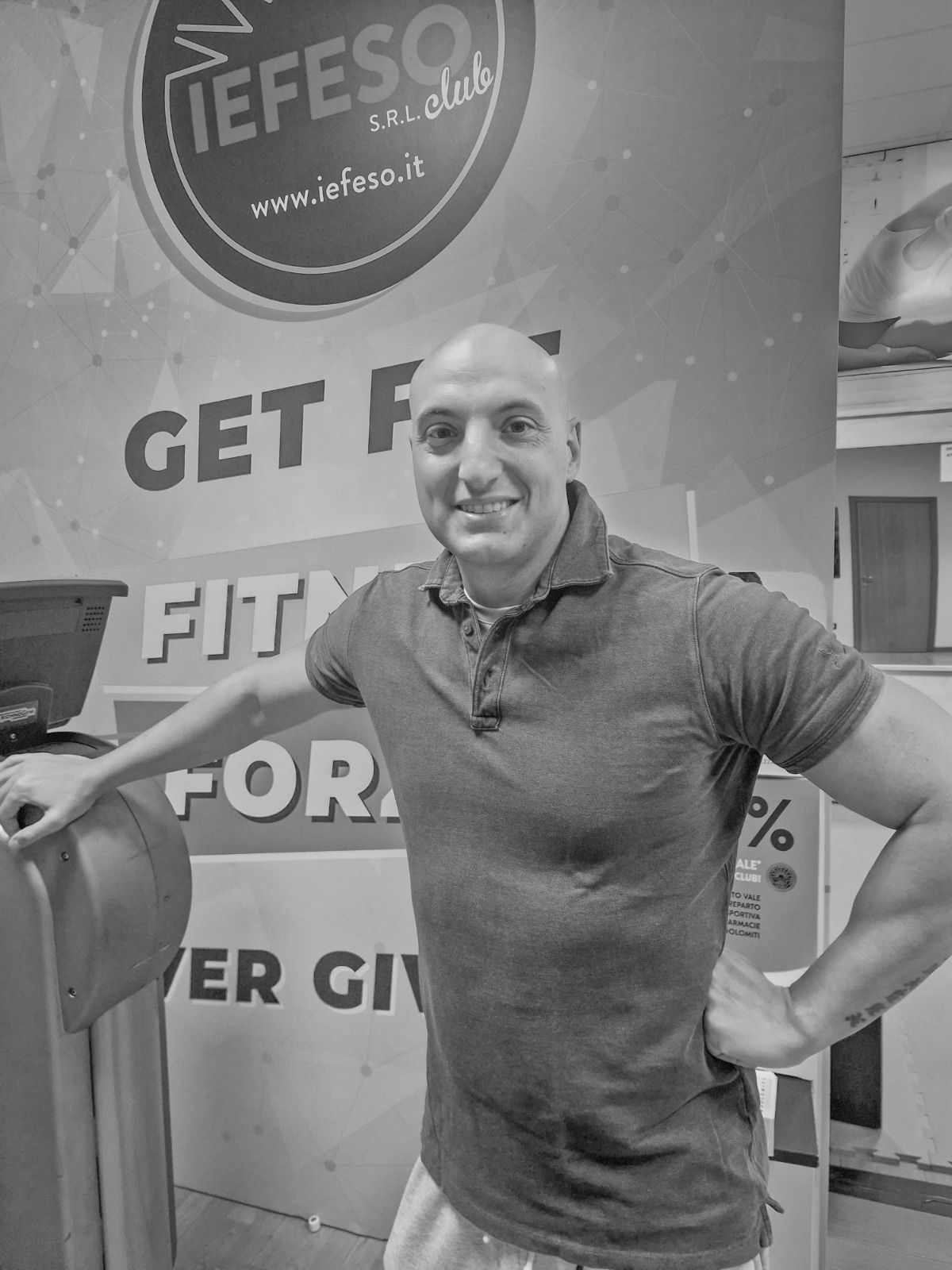 Un uomo è in piedi davanti a un cartello che dice