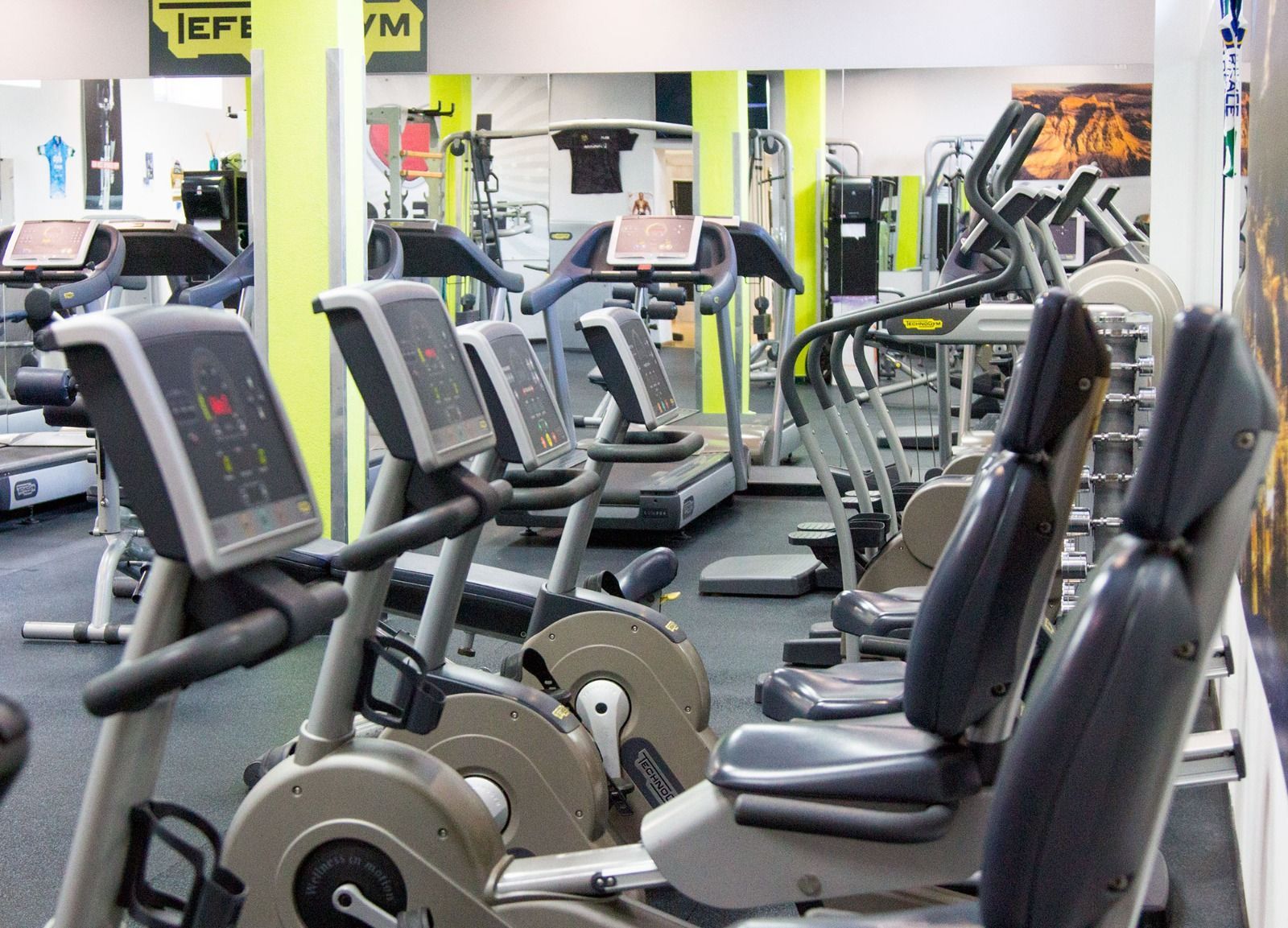 Una palestra con un sacco di cyclette e tapis roulant