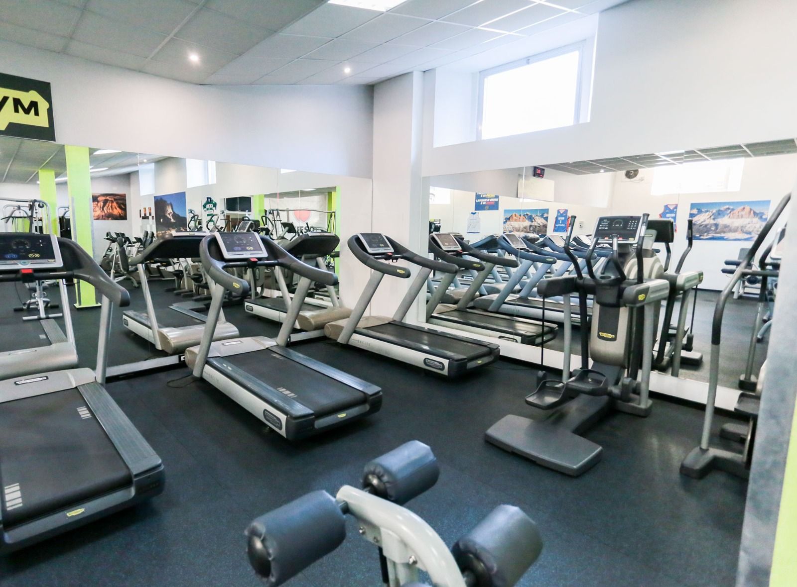 Una palestra piena di tapis roulant e cyclette.