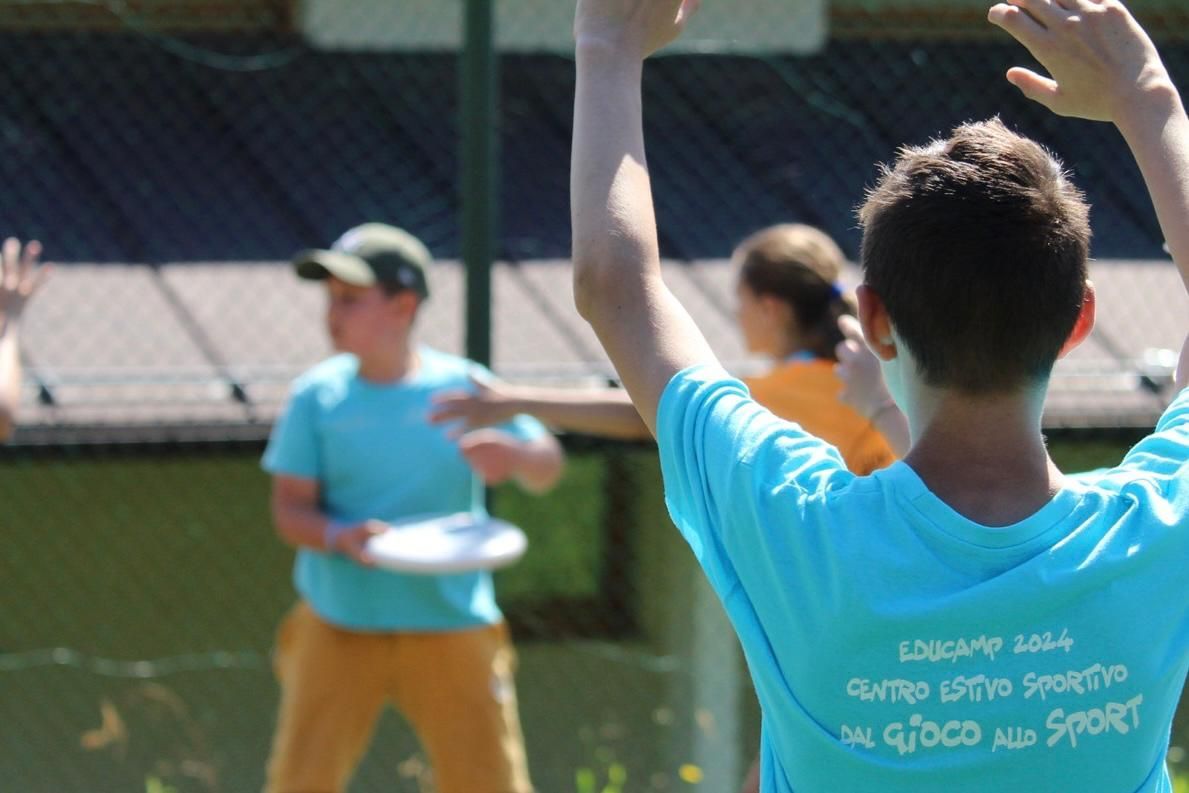 Un ragazzo con una maglietta blu con la parola sport sulla schiena
