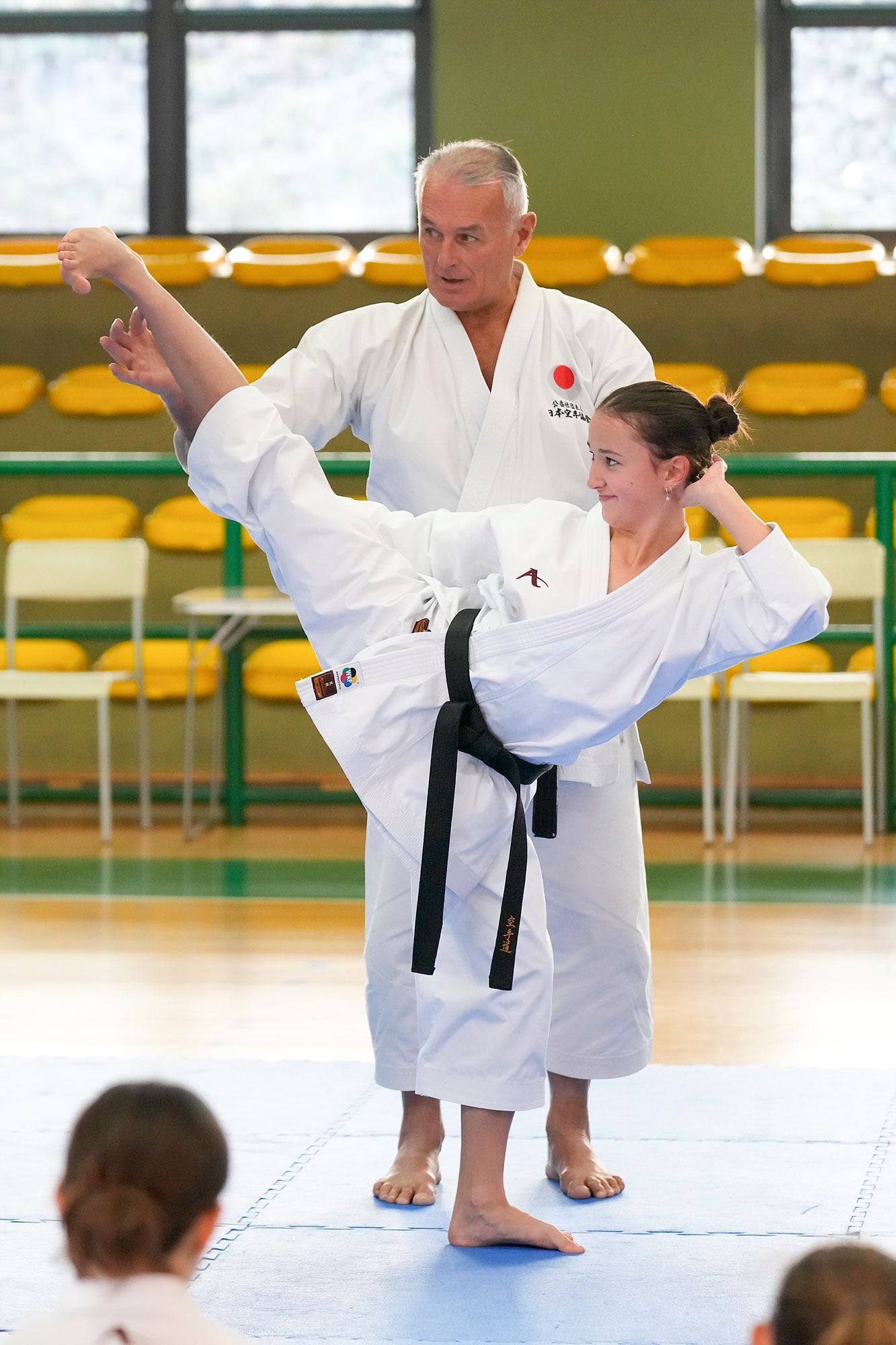Un uomo e una ragazza praticano karate in una palestra
