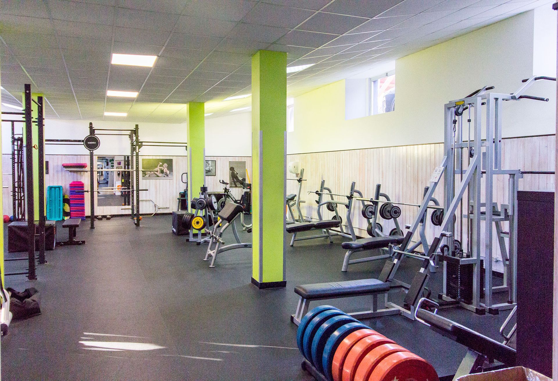 Una grande palestra dotata di tantissimi attrezzi per l'esercizio fisico.