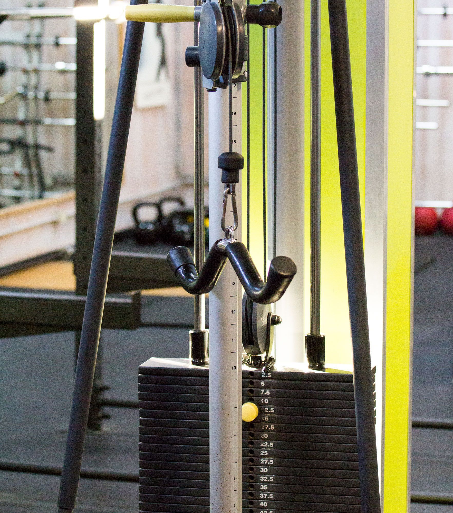 Una macchina da palestra con una pila di pesi attaccata ad essa