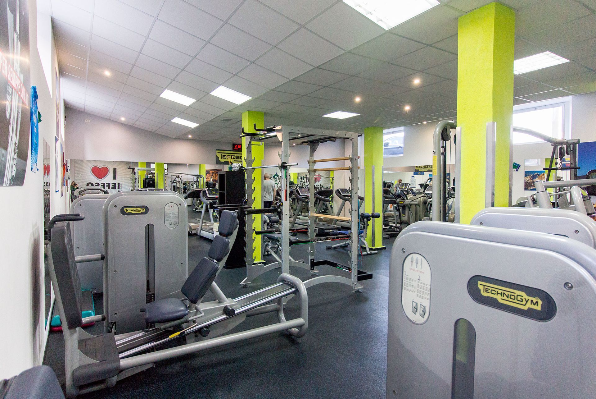 Una palestra piena di attrezzi ginnici e un cartello che dice ``I love gym''.