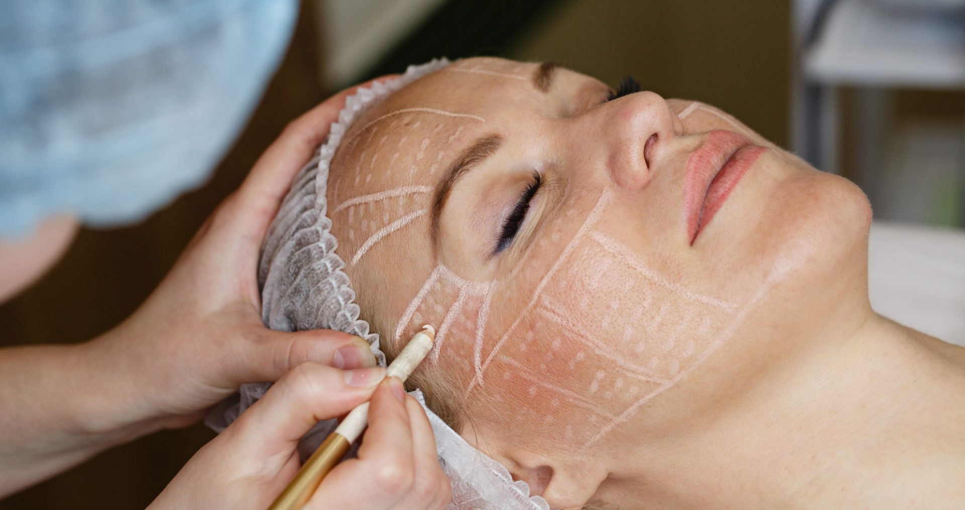 Eine Frau bekommt in einem Schönheitssalon eine Gesichtsbehandlung.