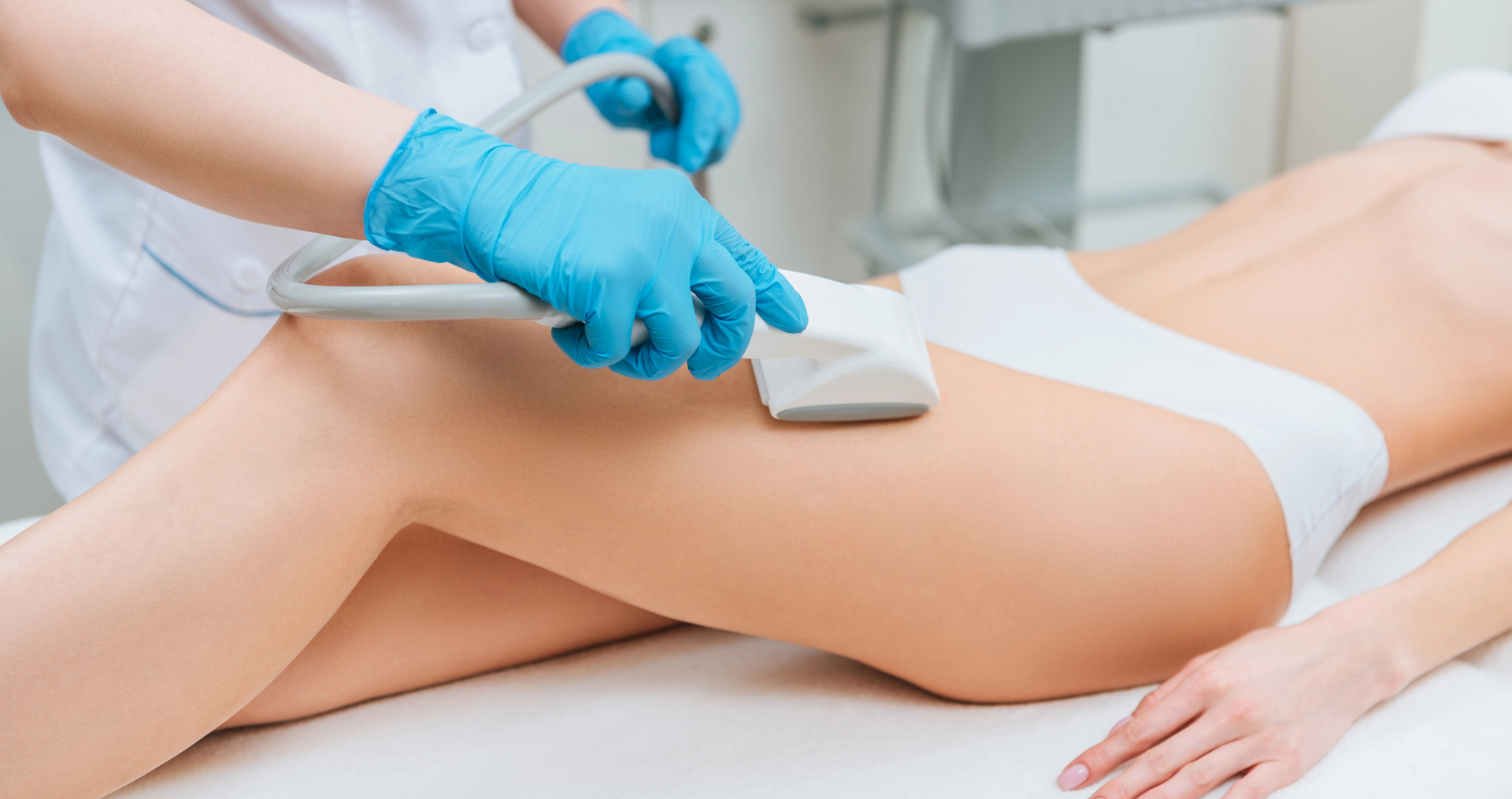 Eine Frau bekommt eine Laserbehandlung an ihren Beinen.