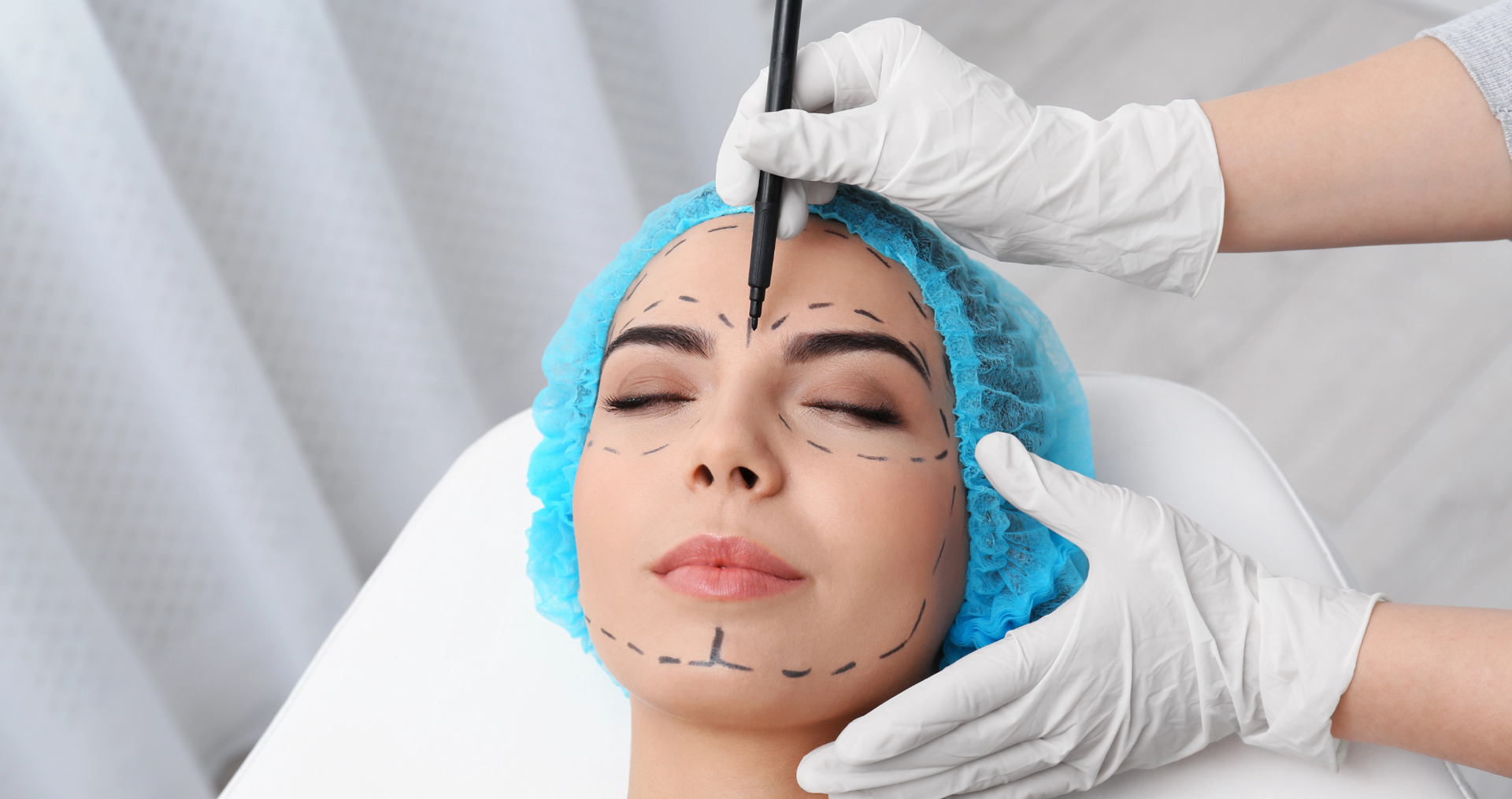 Eine Frau unterzieht sich einer Schönheitsoperation im Gesicht.