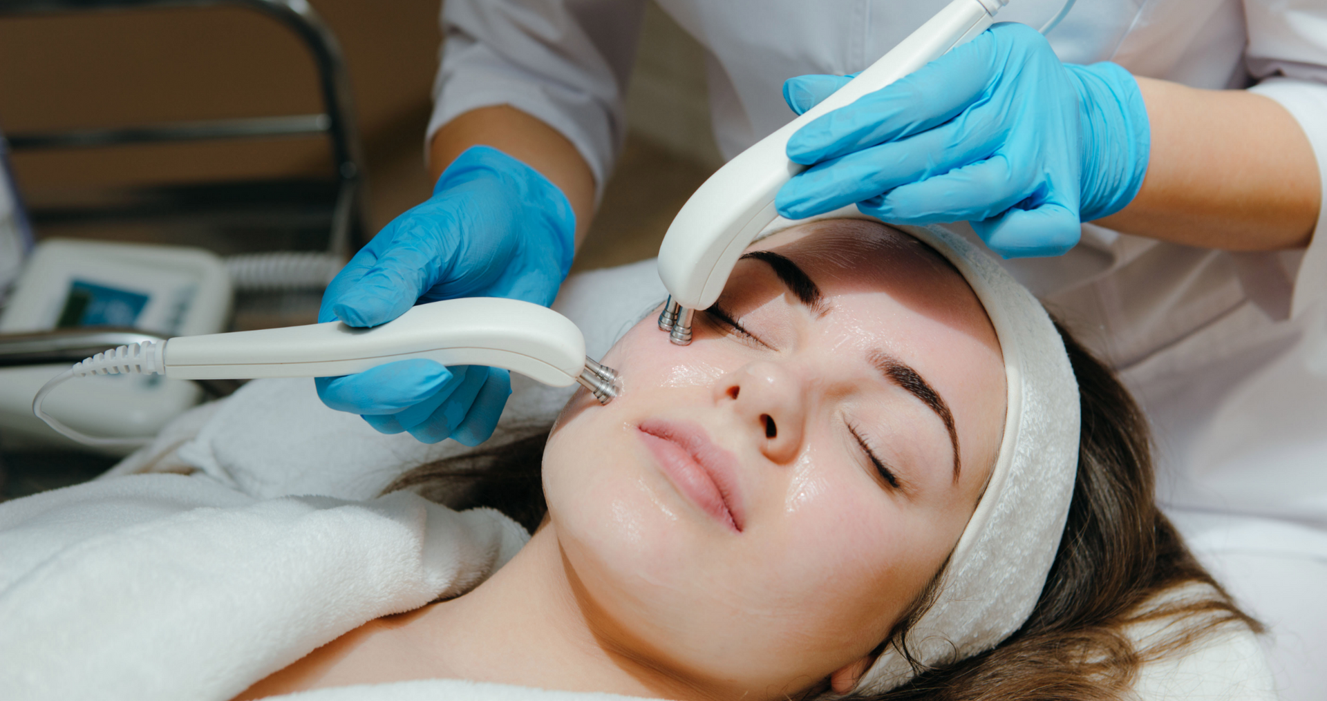 Eine Frau bekommt in einem Schönheitssalon eine Gesichtsbehandlung.