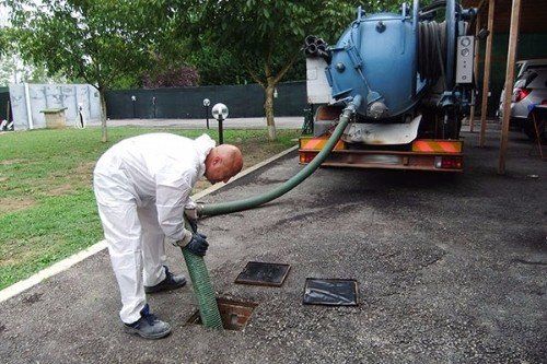 Operaio disostruisce fossa biologica