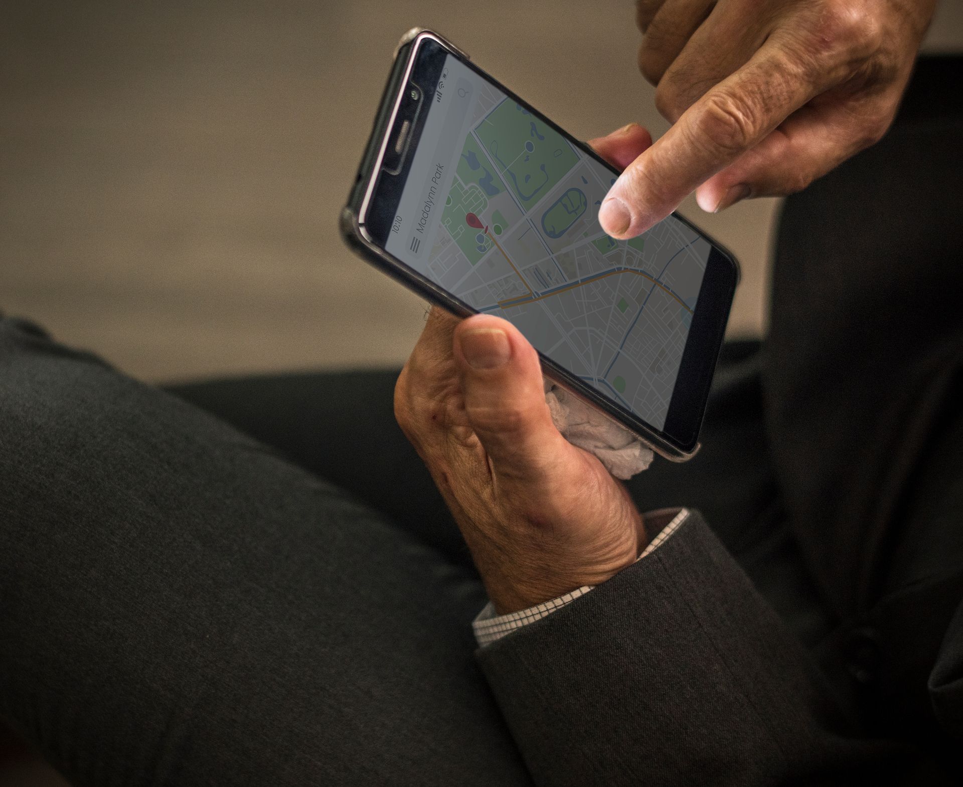 Eine Person hält ein Mobiltelefon mit einer Karte auf dem Bildschirm