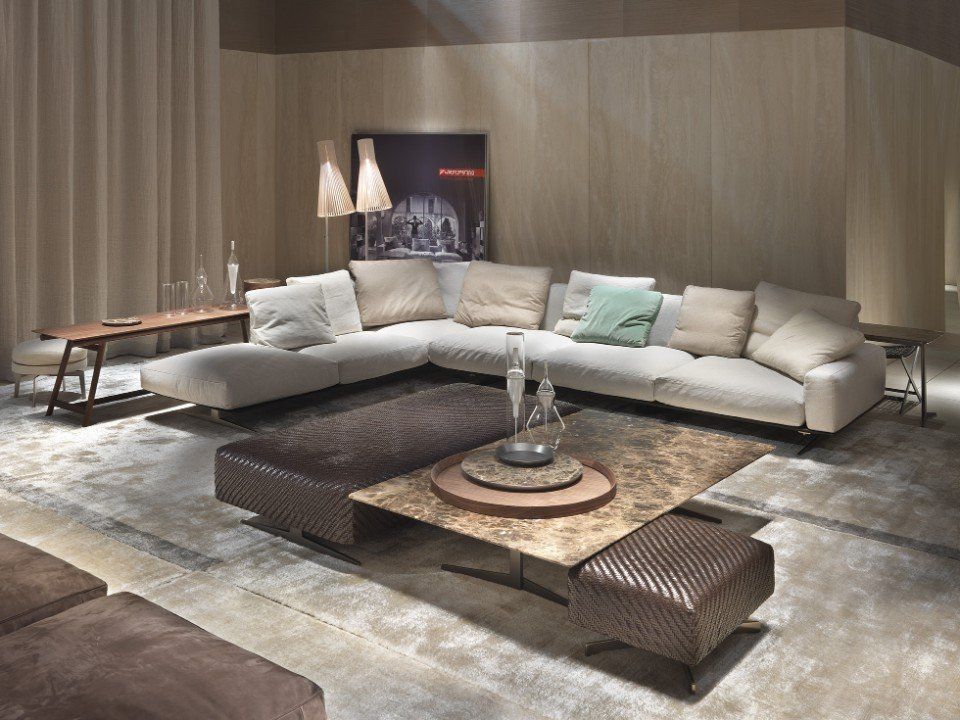 salotto con divano angolare grigio chiaro e tavolo color bronzo