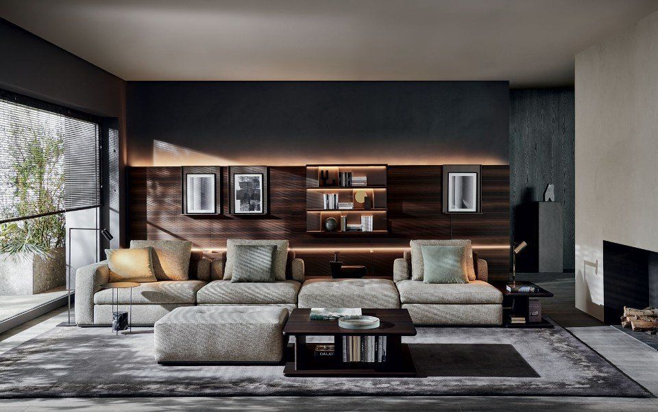 salotto con pareti scure e divano color crema