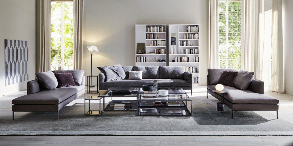 salotto con divano grigio e libreria bianca