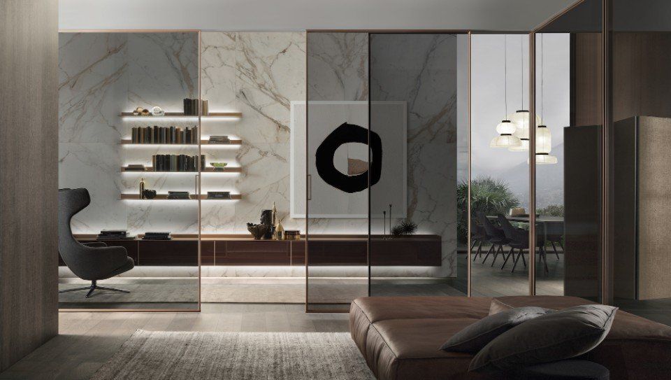 salotto elegante con pareti rivestite in marmo