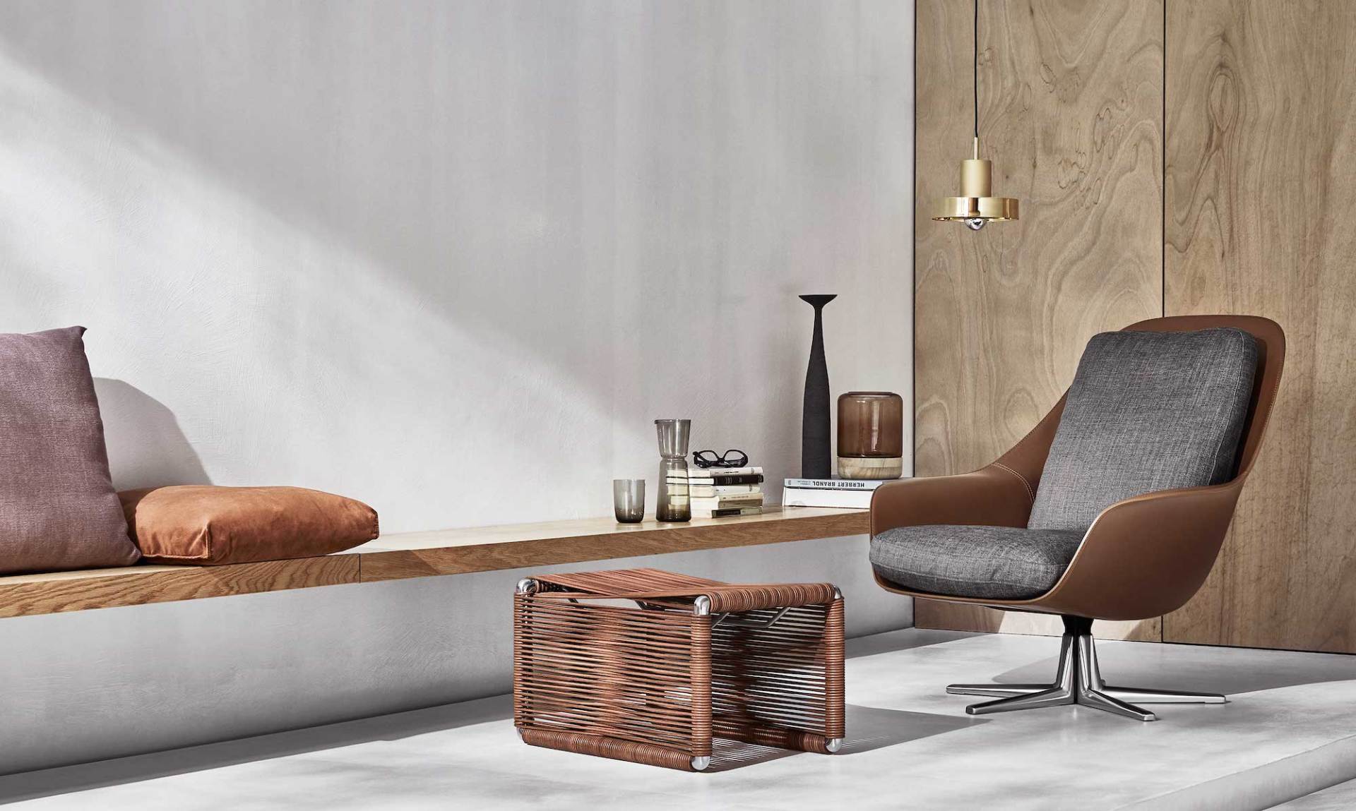 zona relax con poltrona grigia e marrone