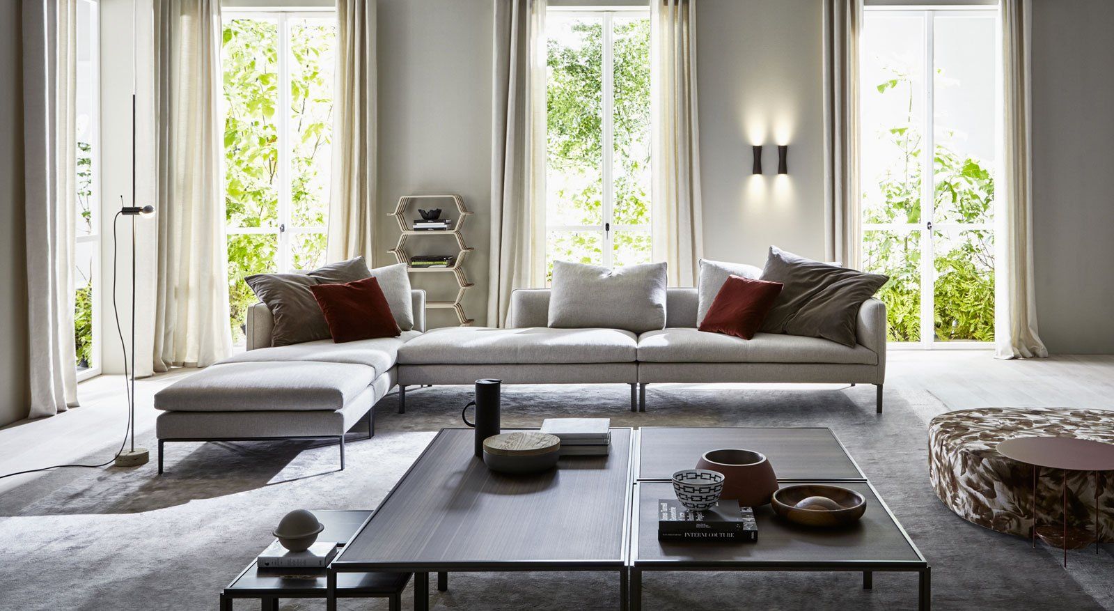 salotto con divano bianco ad angolo