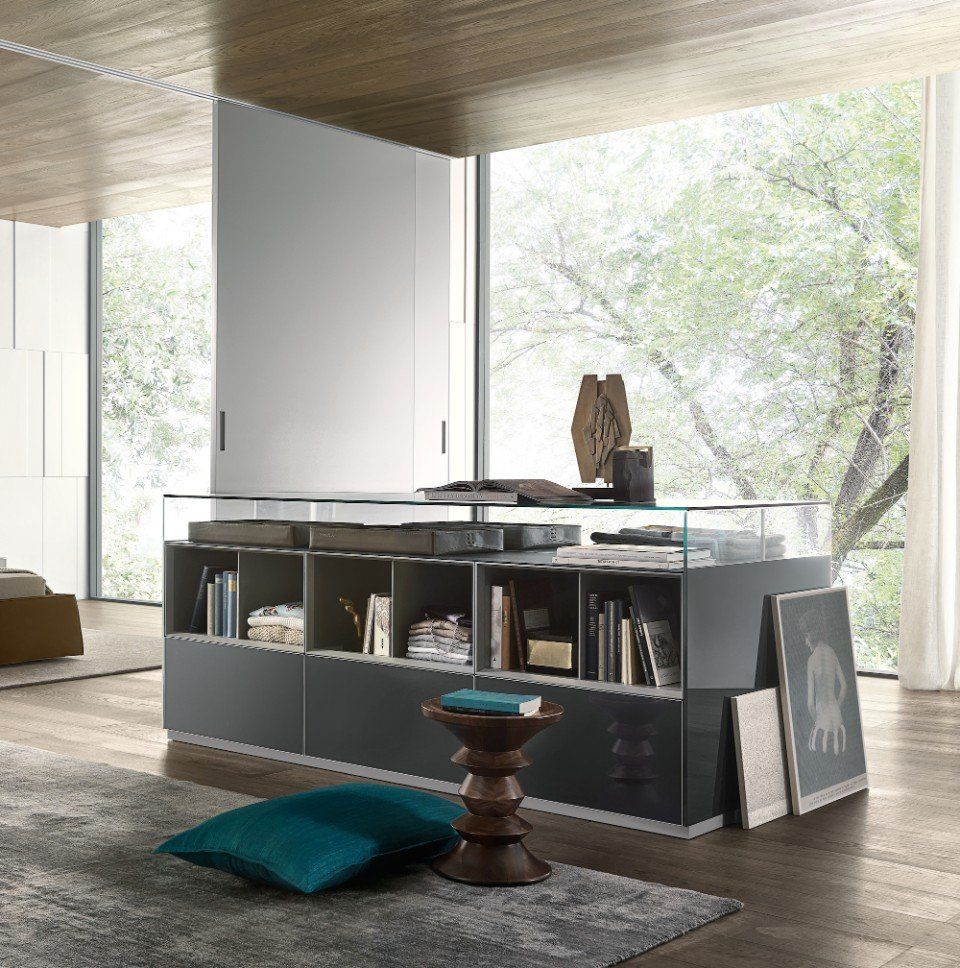 salotto con grande mobile contenitore